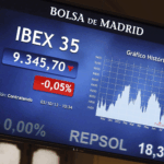 Ibex 35: Supera los 13.900 puntos y los bancos caen